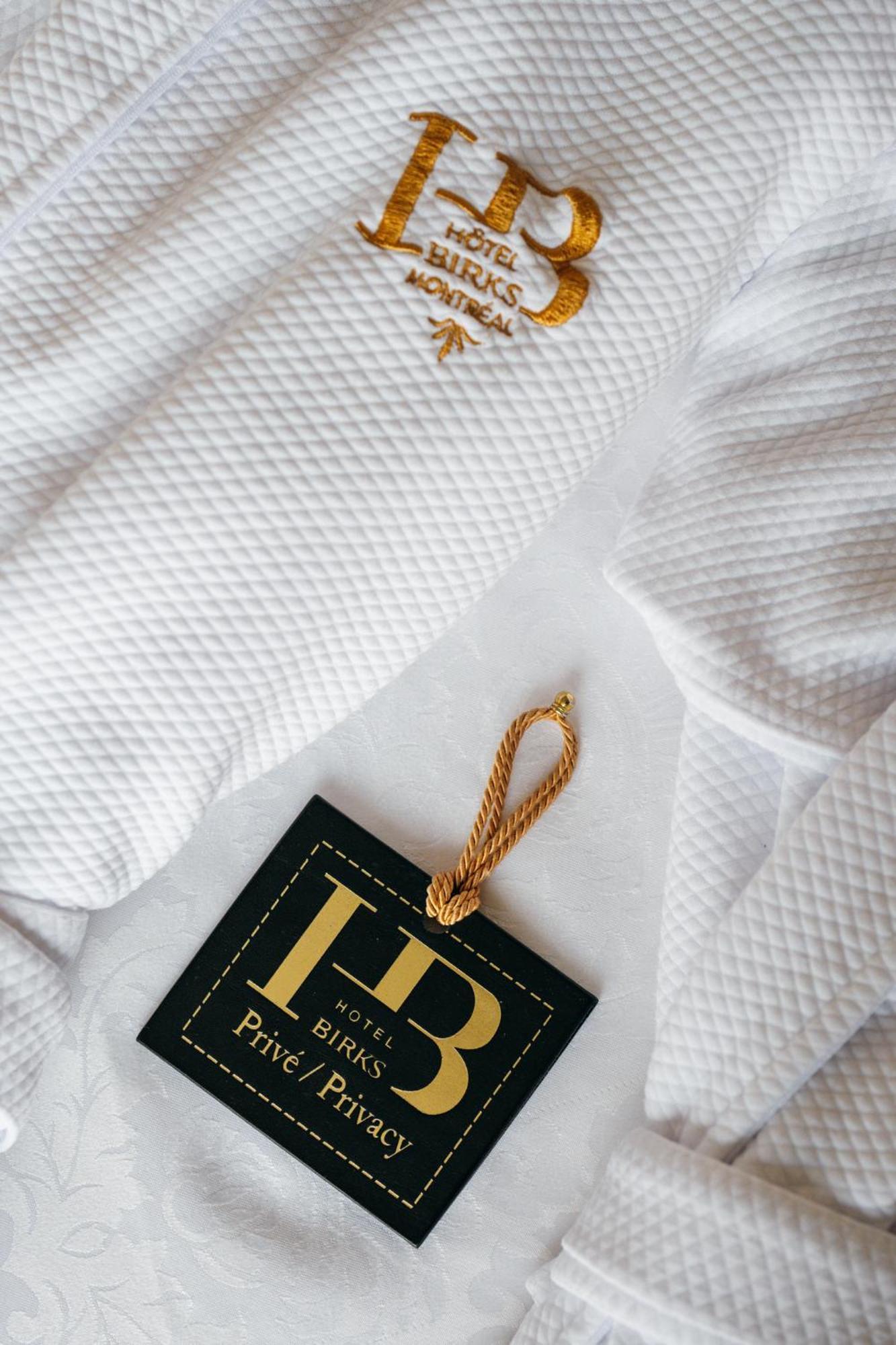 호텔 버크스 몬트리올 외부 사진 A gold-plated bookmark