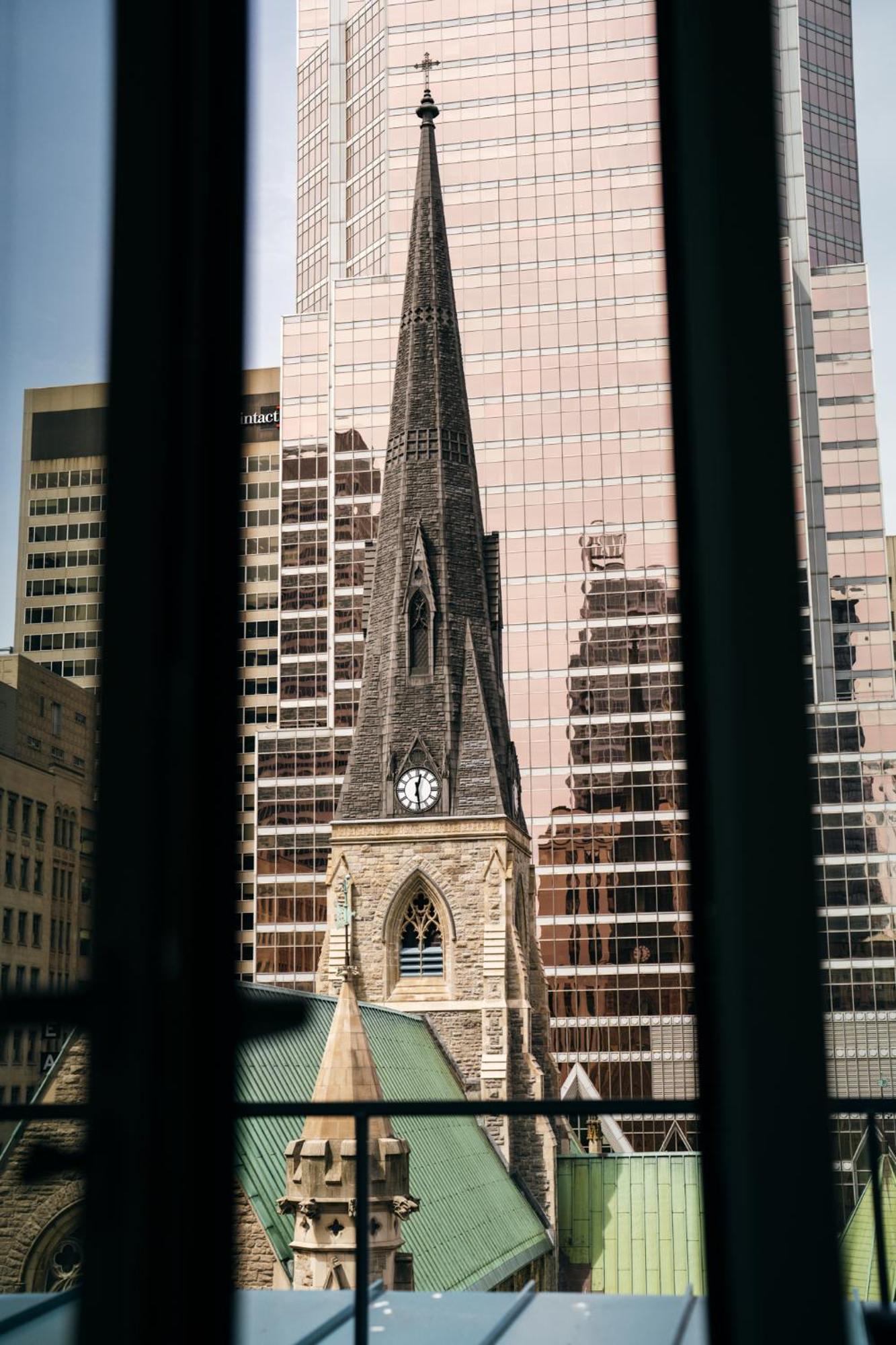 호텔 버크스 몬트리올 외부 사진 The bell tower of St Andrew's Church, Perth
