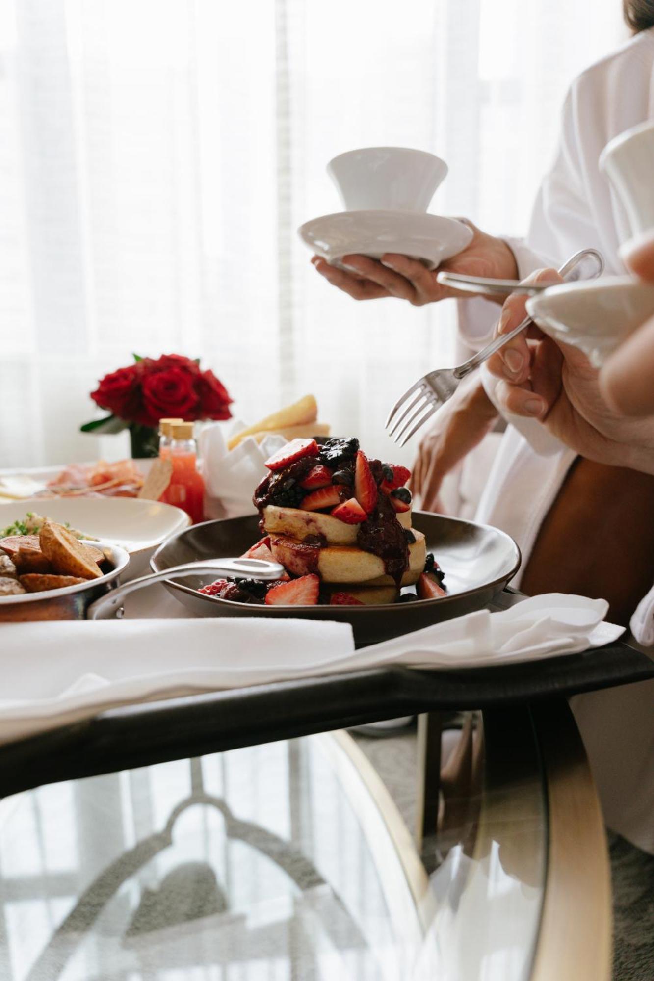 호텔 버크스 몬트리올 외부 사진 A woman eating a dessert