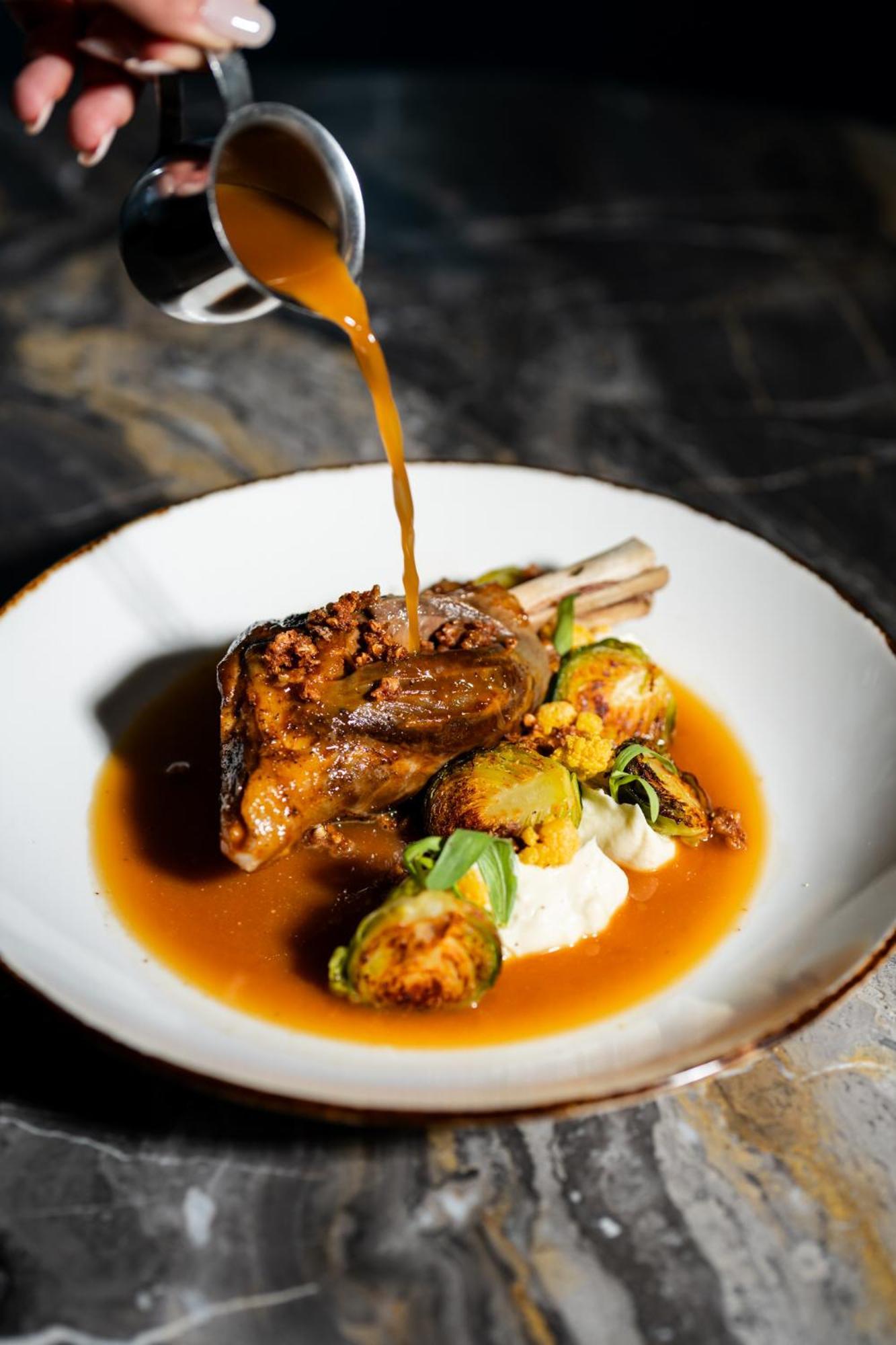 호텔 버크스 몬트리올 외부 사진 A lamb dish at the restaurant