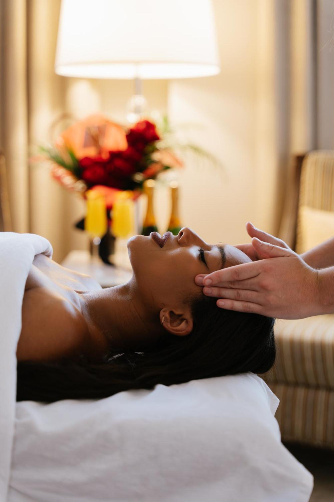 호텔 버크스 몬트리올 외부 사진 A woman receiving a head massage