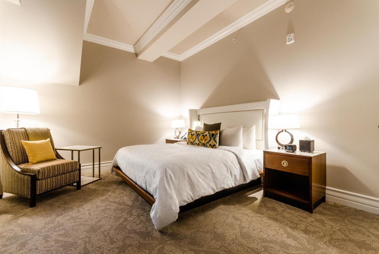 호텔 버크스 몬트리올 외부 사진 A guest room at the Hotel Commonwealth