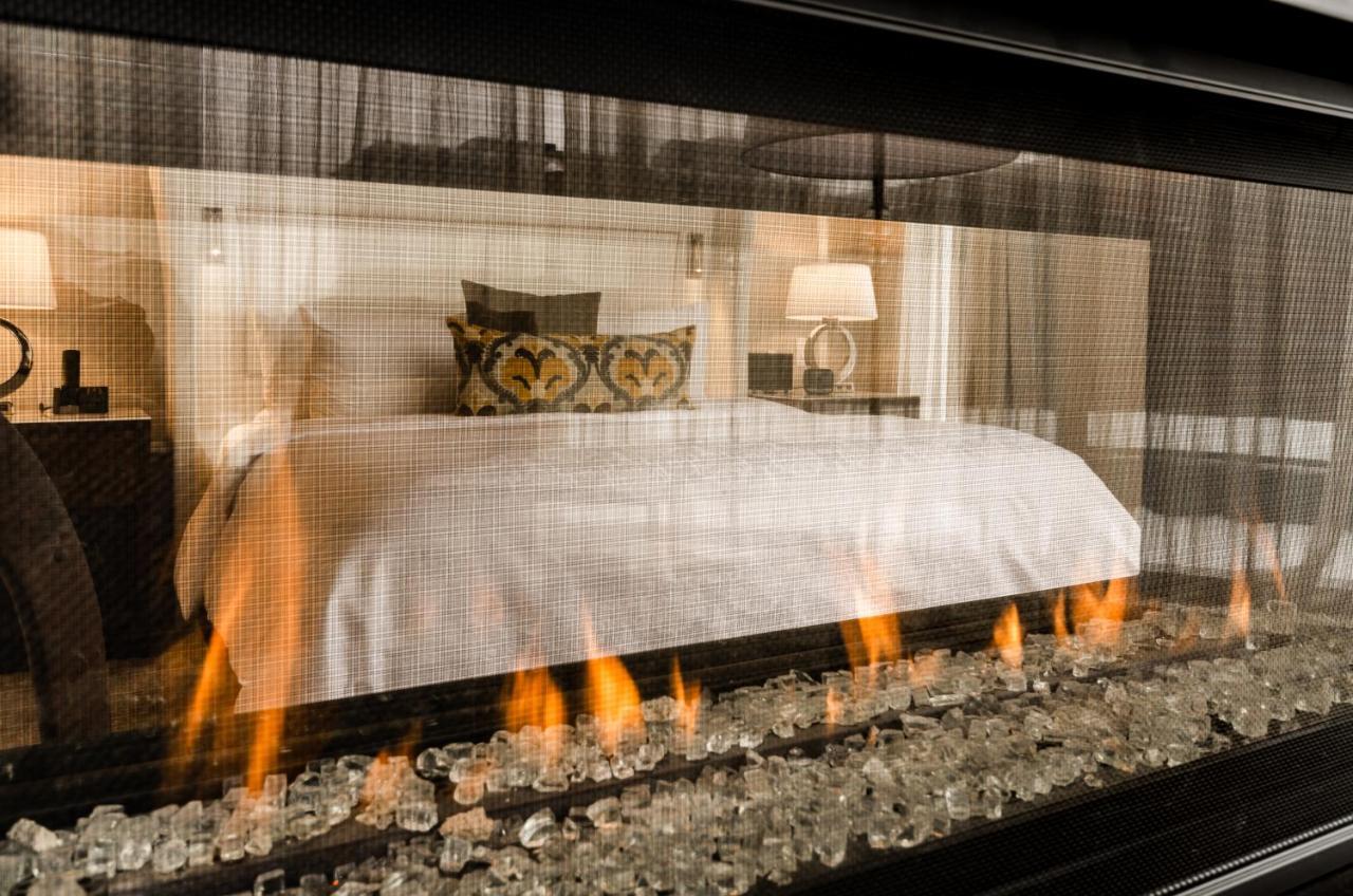 호텔 버크스 몬트리올 외부 사진 A fireplace with a glass screen