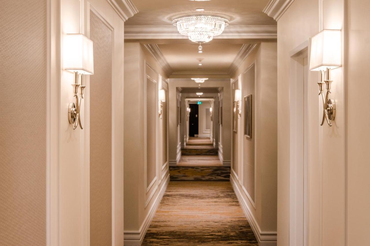 호텔 버크스 몬트리올 외부 사진 A corridor at the Ritz-Carlton, Boston