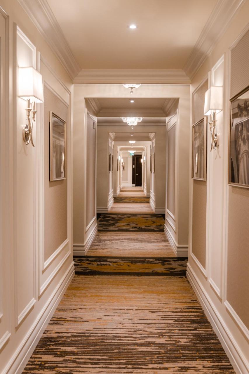 호텔 버크스 몬트리올 외부 사진 A corridor at the hotel