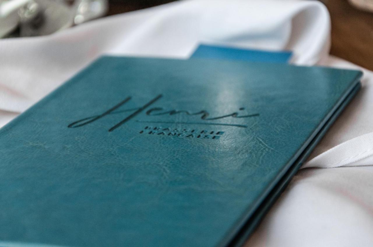 호텔 버크스 몬트리올 외부 사진 Menu at the restaurant
