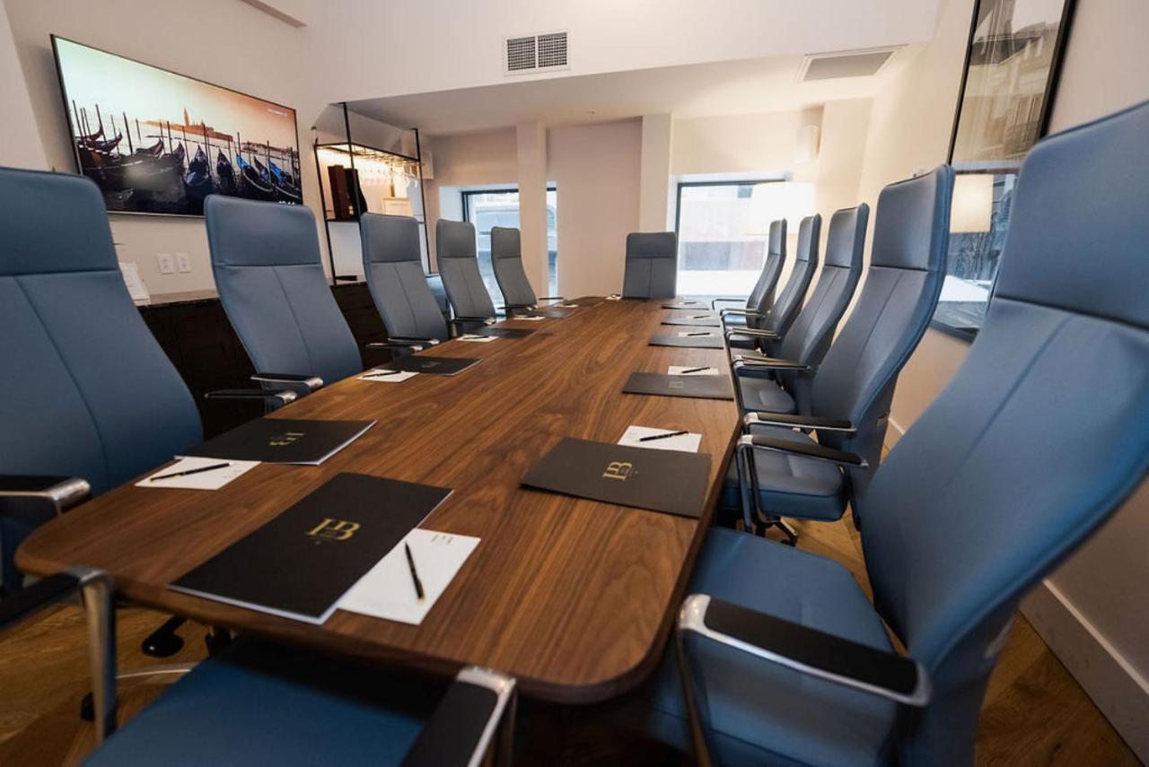 호텔 버크스 몬트리올 외부 사진 The boardroom at the headquarters of the European Anti-fraud Organisation